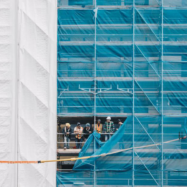 Builders on Scaffolding / Image by Michael Henry from Burst